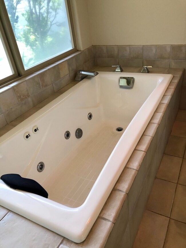 Building Photo - 3/2.5/2 Home - Located in the Beautiful Gated Community at Kahalakua- Endless Views!