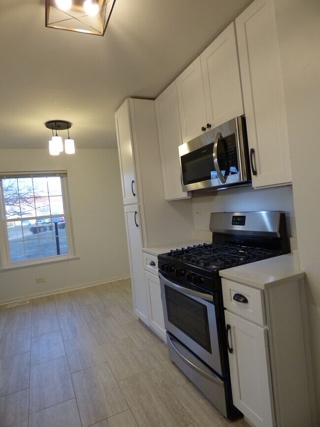 Building Photo - Beautiful 2 bd 1 1/2 ba as soon as July 1 move-in. Great Vernon Hills location!