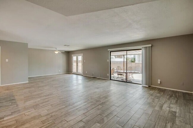 Building Photo - 6 Bedroom ASU house with pool and large yard