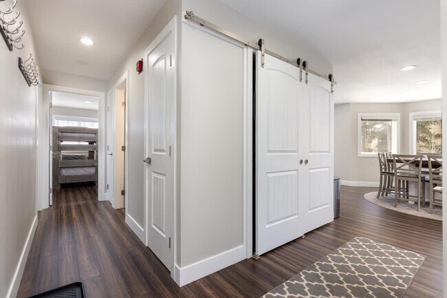 Building Photo - 290 Broken Lance Dr