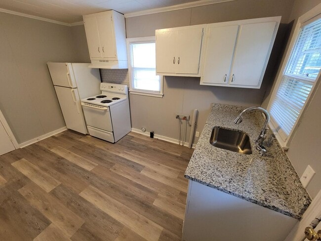 Building Photo - Your Cozy New Home Awaits in Burlington!