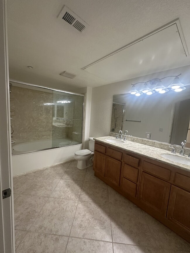 Building Photo - $3,600 - 2 Bed / 2 Bath City Walk Condo in Downtown San Diego