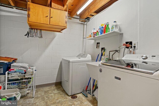 Building Photo - 6425 Noble Dr