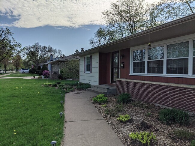 Building Photo - 4 Bedroom, 1.5 Bathroom Beautiful Home - You do not want to miss this one!