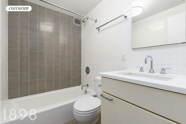 Building Photo - 245 E 80th St