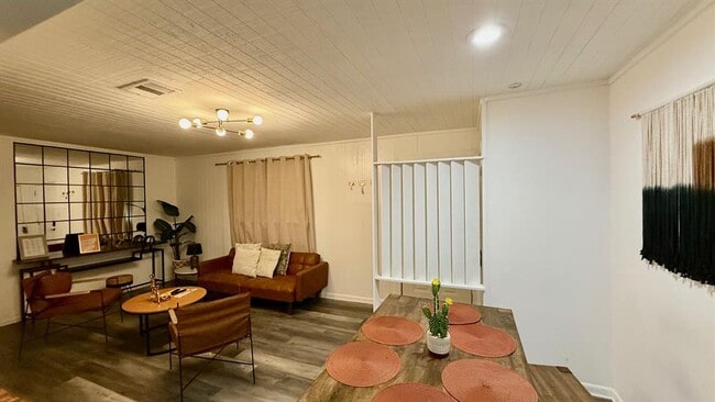 Building Photo - 1802 E University Ave