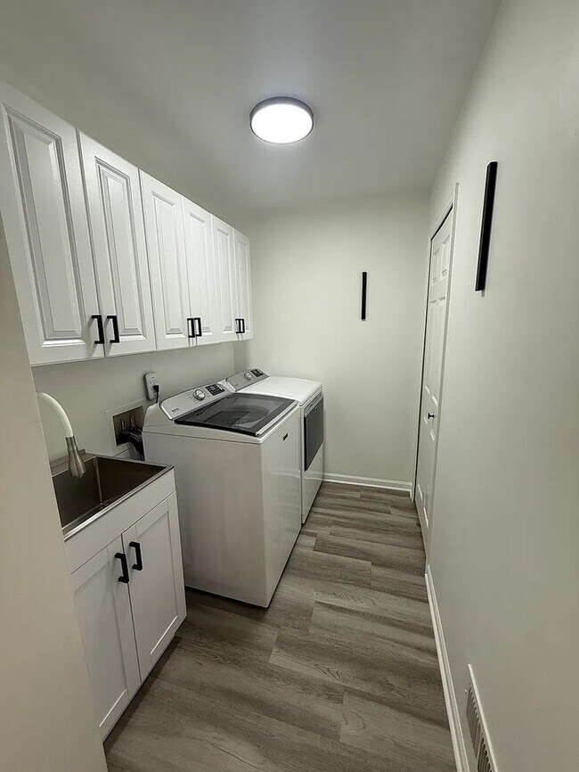 Building Photo - 51709 Adler Park Dr W