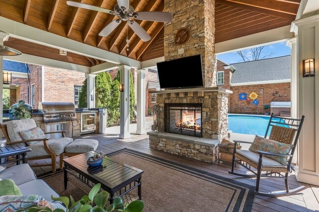 Building Photo - Extremely RARE opportunity in Green Hills