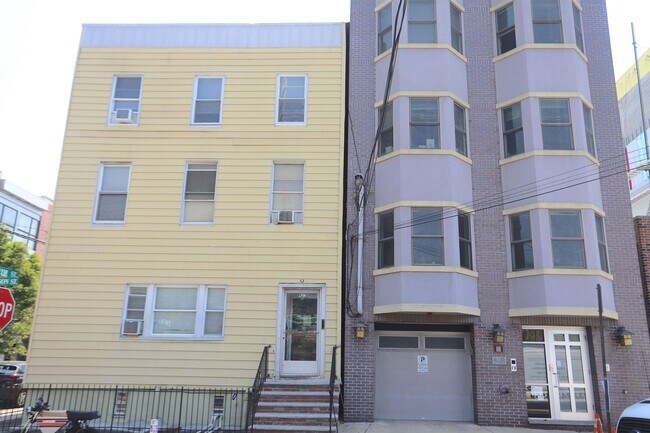 Building Photo - 423 Jackson St