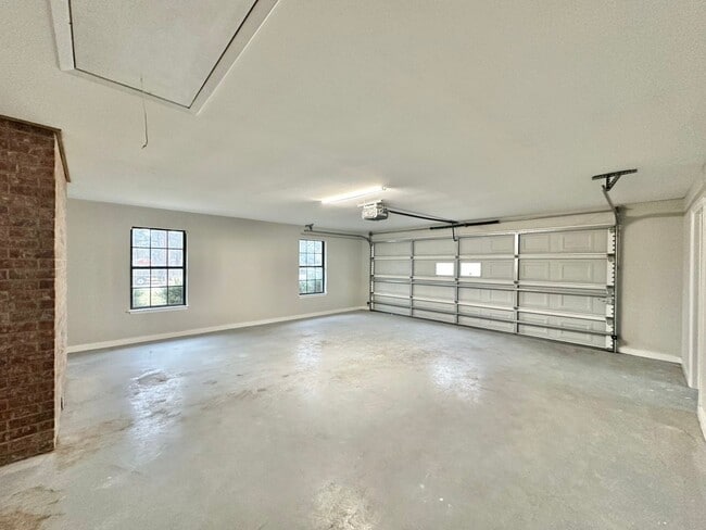 Building Photo - Available-Remodeled 3/2 with 4-Car Garage!