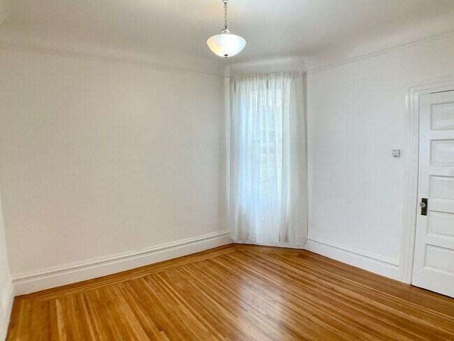 Building Photo - REMODELED 1BR. IN-UNIT LAUNDRY! Dishwasher...
