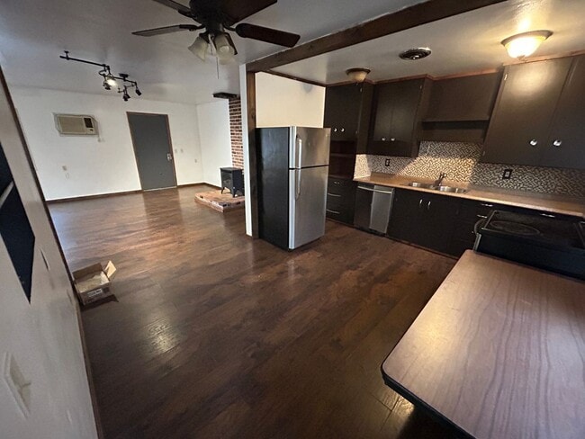 Building Photo - 3 Bedroom/1 bath Home available now.