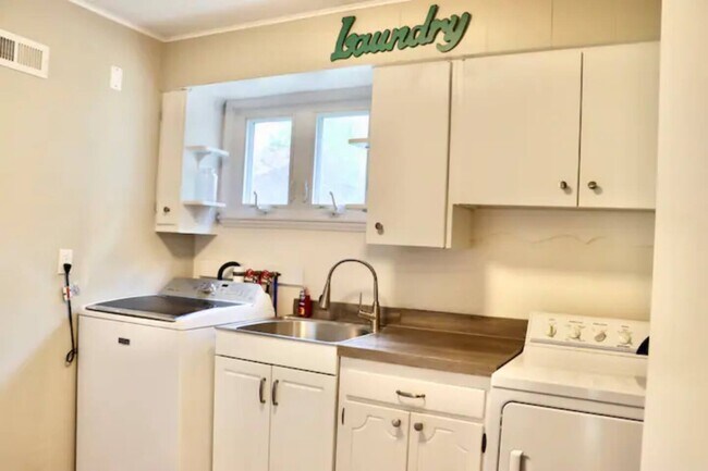 Laundry room with free washer and dryer - 410 Jefferson St