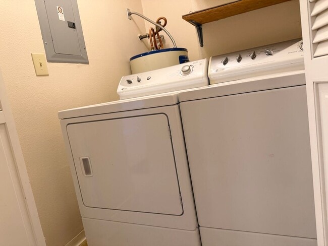 Building Photo - Short term 6 month rental available. 2 bedroom, 2 bath home in Boise!