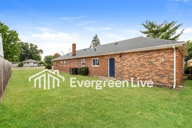 Building Photo - 4616 Redwood Dr