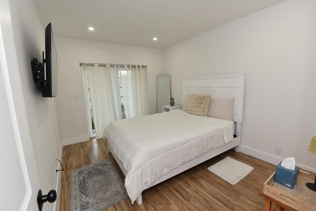 Building Photo - 112 Salisbury E