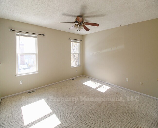 Building Photo - Fantastic Townhome