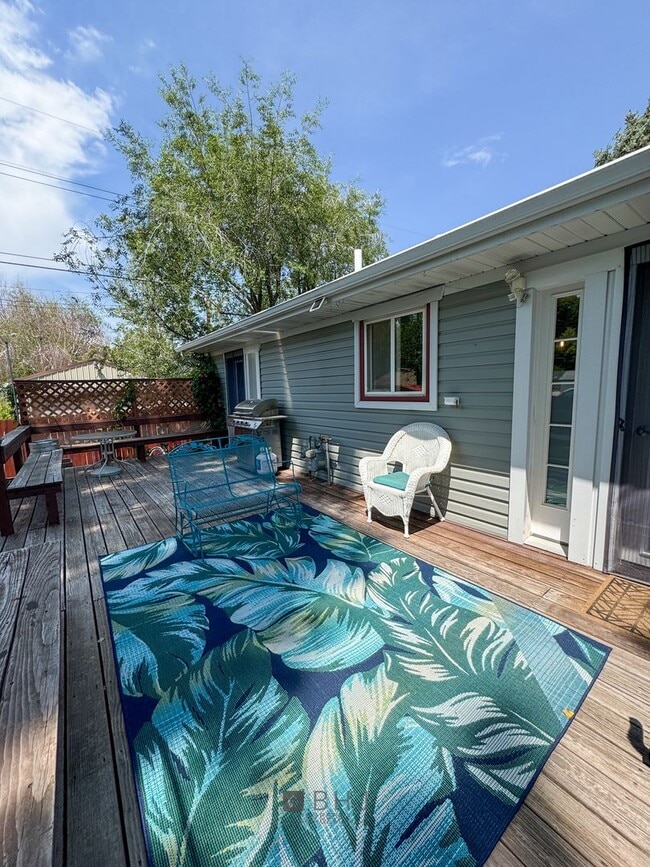 Building Photo - NEWLY UPDATED 2 BED/ 1 BATH SINGLE FAMILY ...