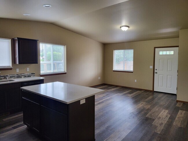 Building Photo - 609 S Washington Ave