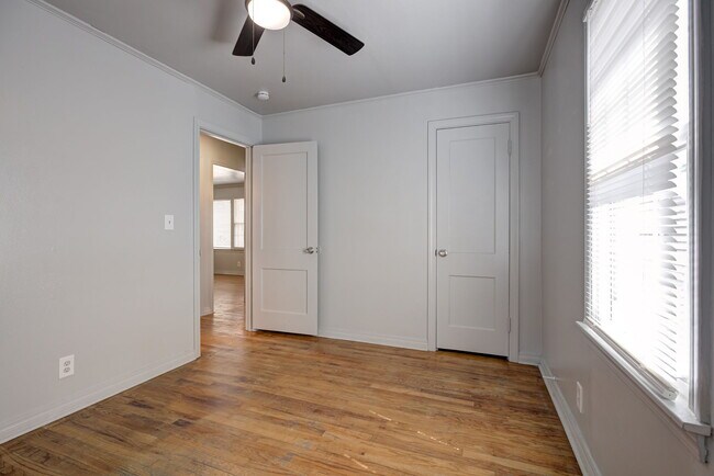 Building Photo - 910 Garver St