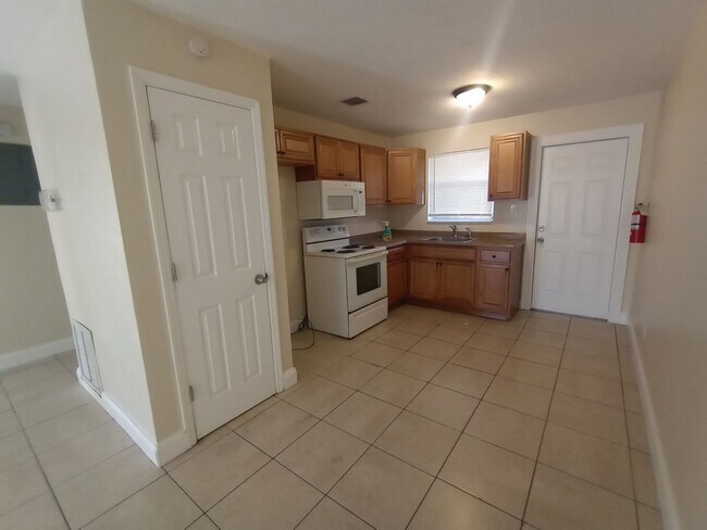 Building Photo - 2/1 Apartment for rent. Delray Beach