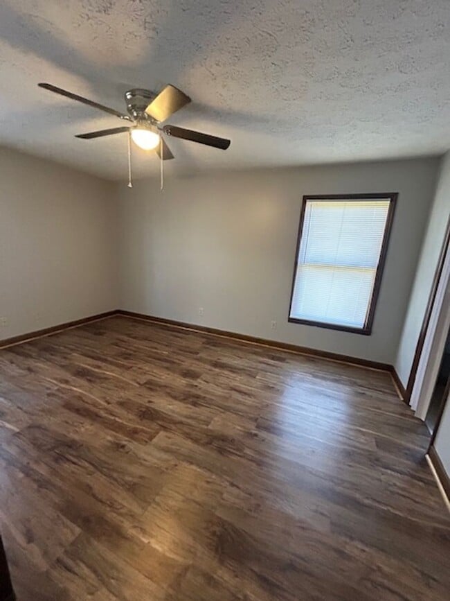 Building Photo - 3 Bedroom, 2 Bath Home