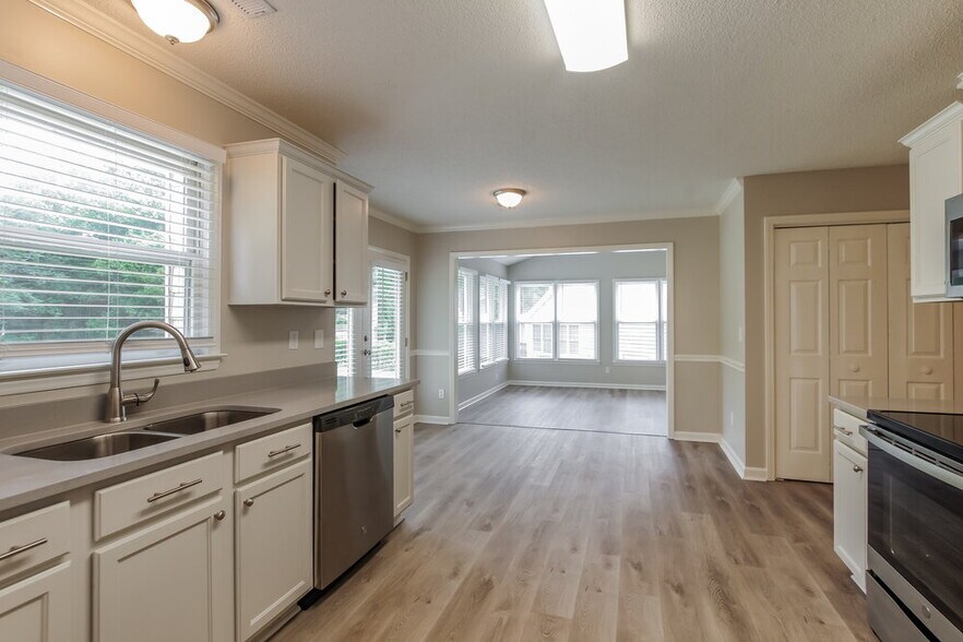 Building Photo - 4204 Hounds Run Dr