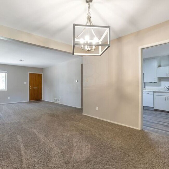 Building Photo - Single Family Home in Hoffman Heights - So...