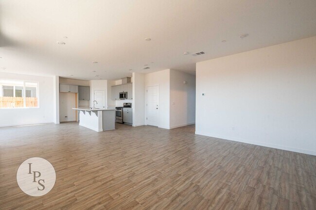 Building Photo - 2808 N Vahe Ave