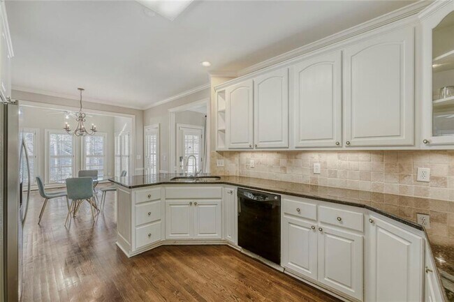 Building Photo - 1111 Lake Washington Dr NW