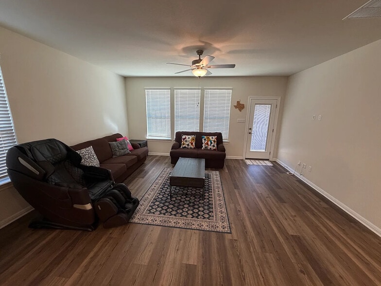 Building Photo - Room in House on Regatta Trl