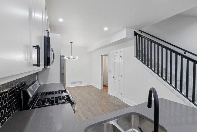 Building Photo - 272 S 22nd St