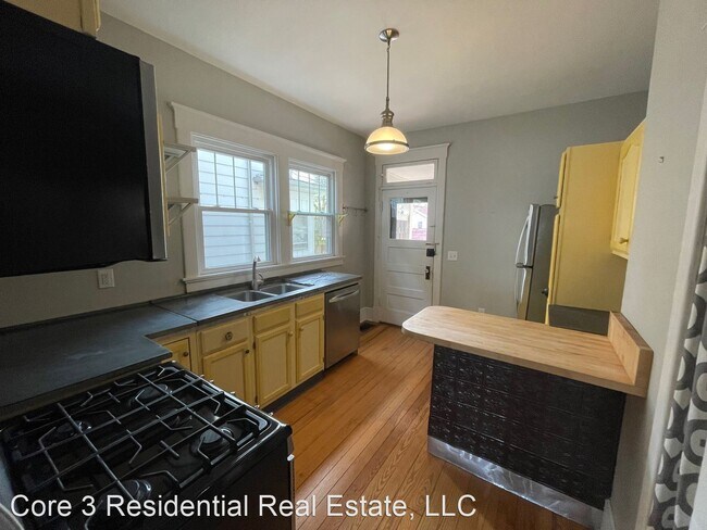 Building Photo - 3 br, 2 bath House - 803 E Grove St