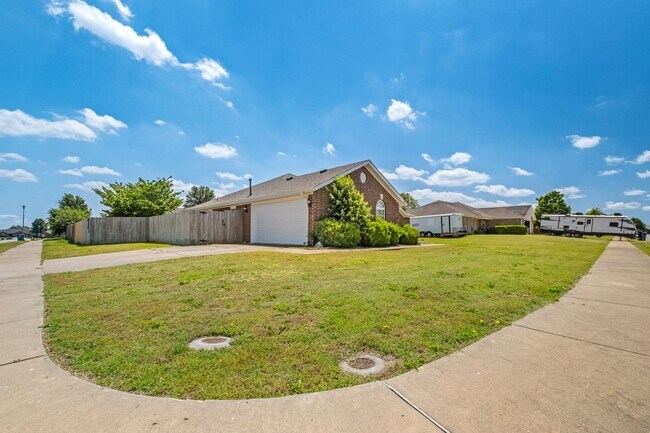 Building Photo - 3 Bed, 2 Bath Home Near Osage Park & Walma...