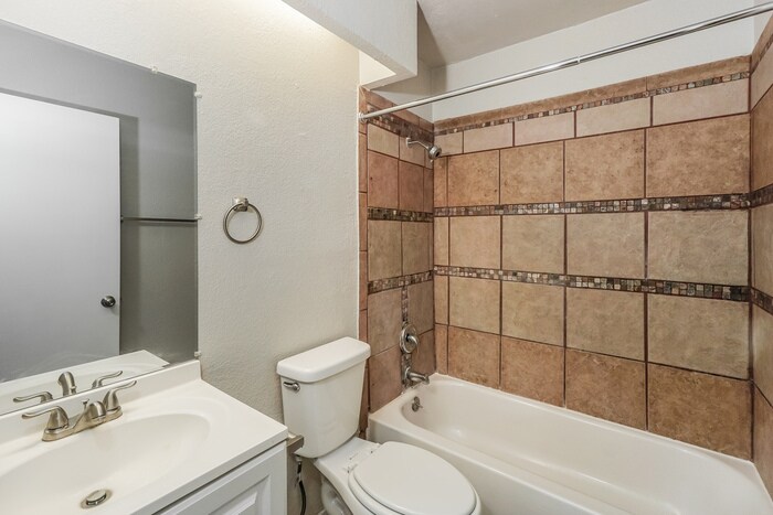 Building Photo - 1070 Hickory Trail St