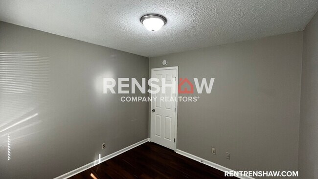 Building Photo - 2560 Thackery Dr