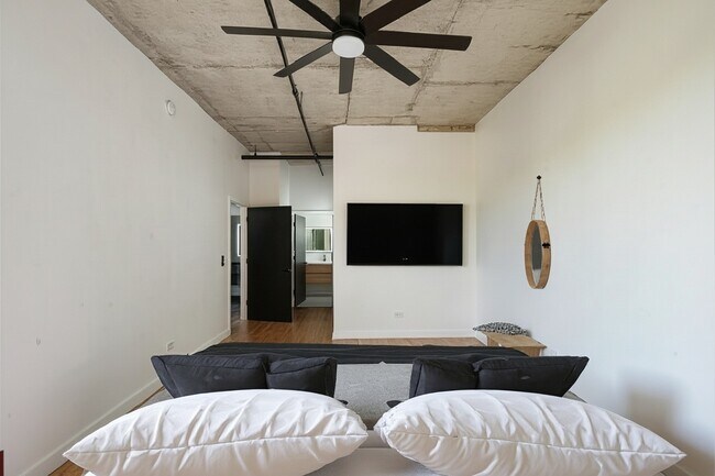 Building Photo - 6 S Laflin St