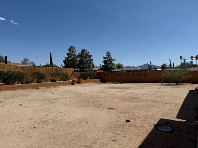Building Photo - Three Bedroom Multi Level Home
