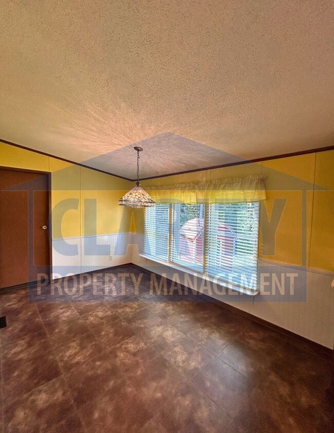 Building Photo - Three bedroom home w/ screened in porch!