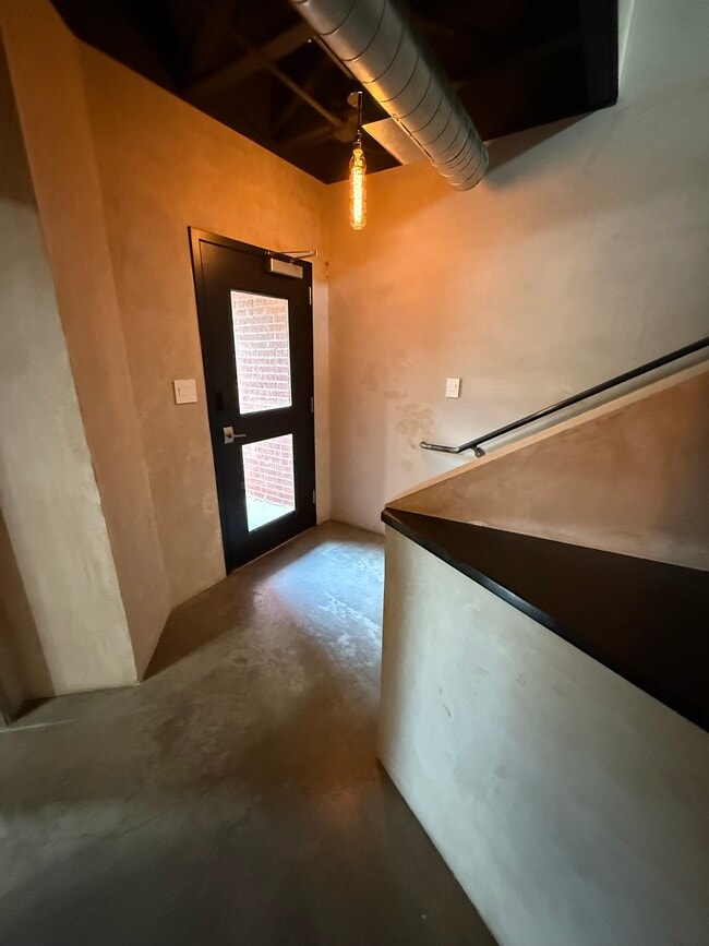 Building Photo - 825 W Daggett Ave