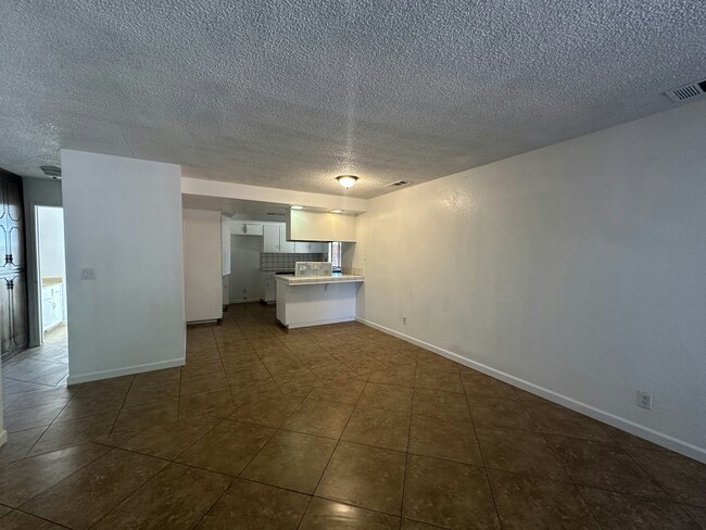 Building Photo - 1711 E Paradise Ave