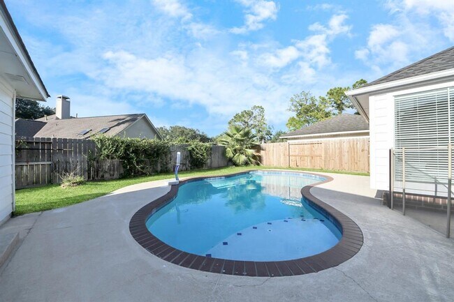 Building Photo - 623 Airybrook Ln
