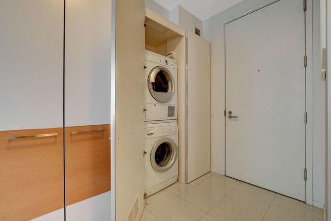 Building Photo - Veer Towers 1010W- Partial Strip Views from this Studio Residence