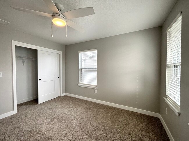 Building Photo - 1502 NE Savana Dr