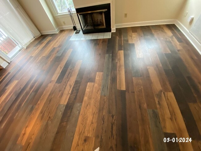 Building Photo - Spacious 2 bedroom/1 bath 2nd floor Condo ...