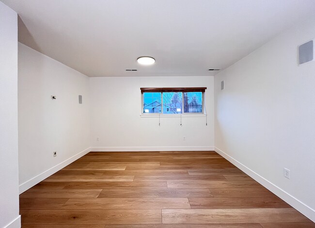 Building Photo - Modern Craftsman 4 Bedroom Home!