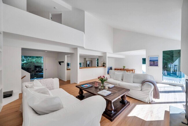 Building Photo - 3 Lynda Ln