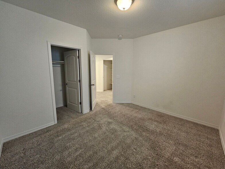 Building Photo - 10450 Summer Ridge Dr