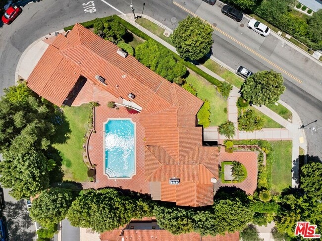Building Photo - 1029 Chevy Chase Dr