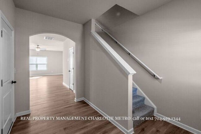 Building Photo - Stunning 4-bedroom, 2.5-bathroom home located in the vibrant city of Charlotte, NC.